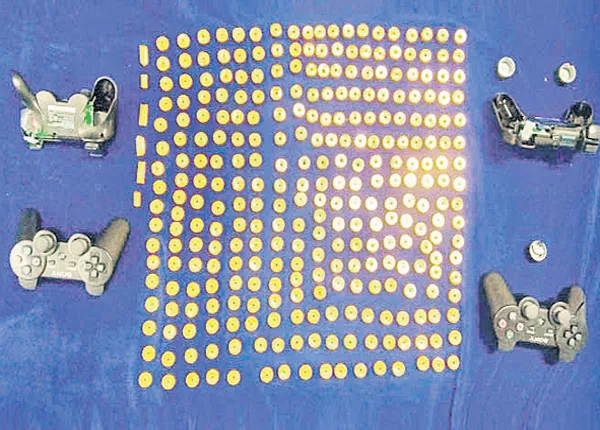 10 kg of gold was seized at the airport - Sakshi