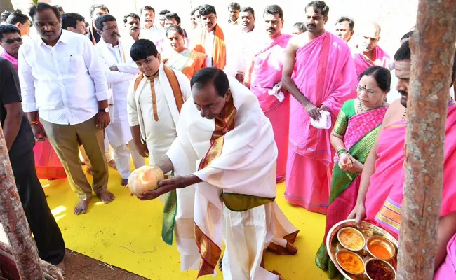 KCR Sahasra Chandi Yagam in Erravalli farmhouse - Sakshi