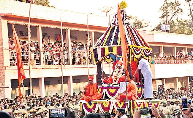 The funeral is done by Dr Sivakusamara Swamy - Sakshi