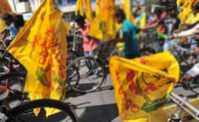 TDP Workers Hulchal In Front Of Gopireddy Srinivasa Reddy House - Sakshi