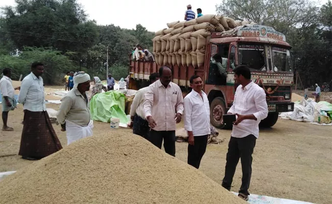 Minimum Price Is Not Implemented In Grain Purchase Centers - Sakshi