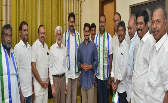 AP Congress Spokesperson Kanumuru Ravichandra Reddy Joins In YSRCP - Sakshi