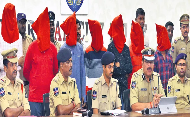 Robbery Gang Arrest in Hyderabad - Sakshi