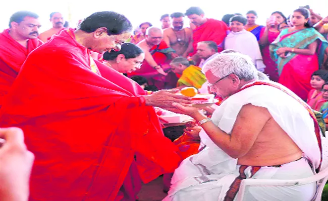 KCR Conduct Chandi Yagam At Erravelli - Sakshi