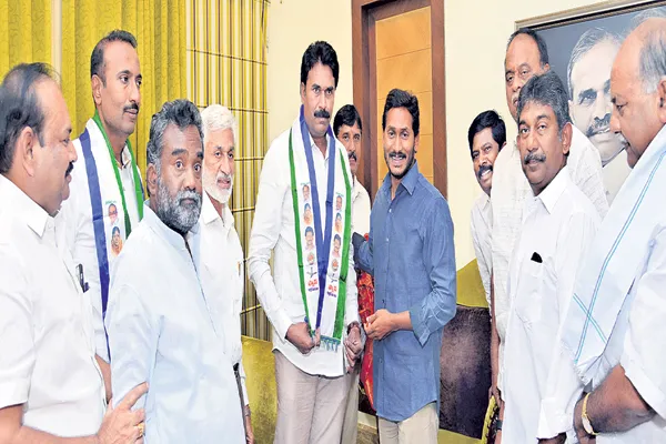 Kanumuru Ravindra Reddy Joined Into YSR Congress Party - Sakshi