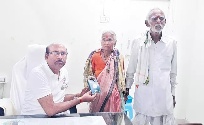 Innovative protest of an elderly couple in Bhopalapalli - Sakshi