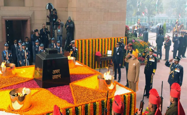 Pm modi pays homage to martyrs at amar jawan jyoti - Sakshi