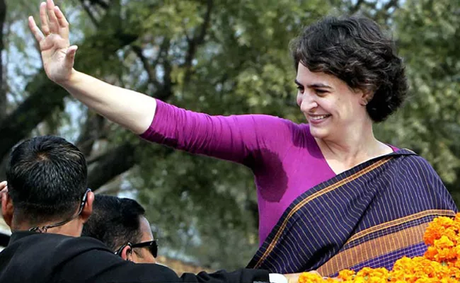 Priyanka Gandhi May Begin Political Innings With Holy Dip At Kumbh - Sakshi