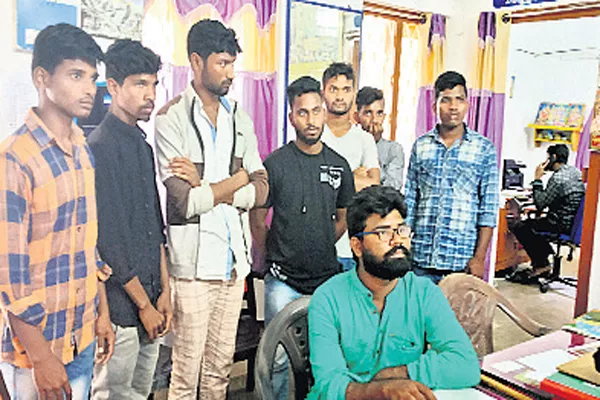 Bogus survey teams captured in Srikakulam district - Sakshi