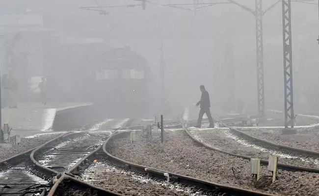 Trains Delayed Due To Fog And Low Visibility In Delhi - Sakshi