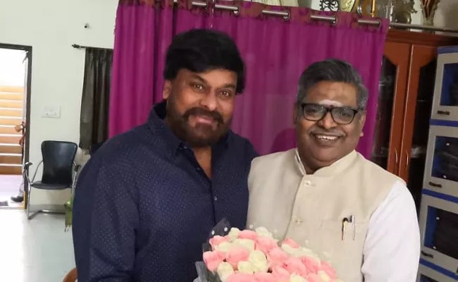 Chiranjeevi Met Sirivennela Sitarama Shasthri On Occasion Of Getting Padma Sri - Sakshi