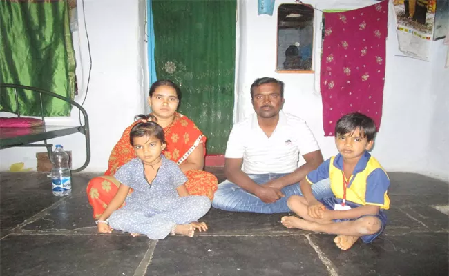 Carpenter Family Suffering With Kidney Disease Anantapur - Sakshi