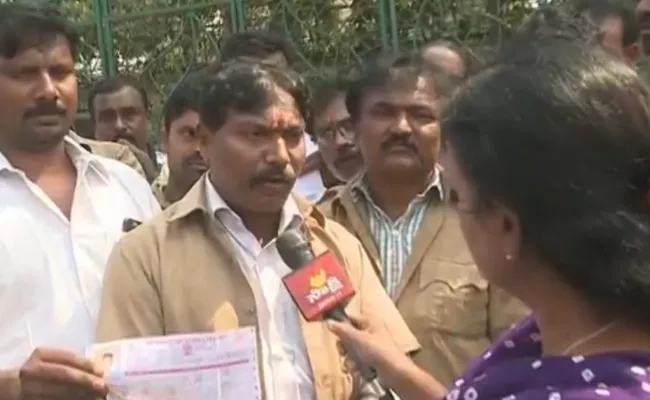 Maxi Cab Drivers And Owners Protest In Visakhapatnam - Sakshi