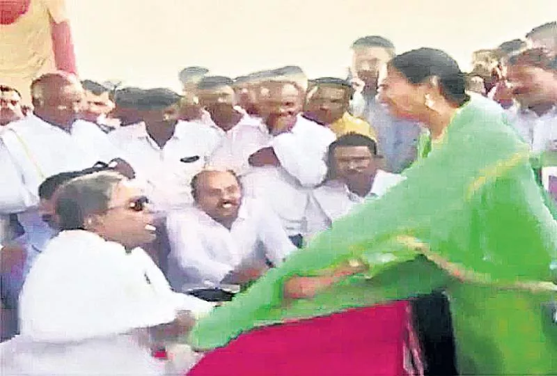 Siddaramaiah Seen Snatching Mic From Woman - Sakshi