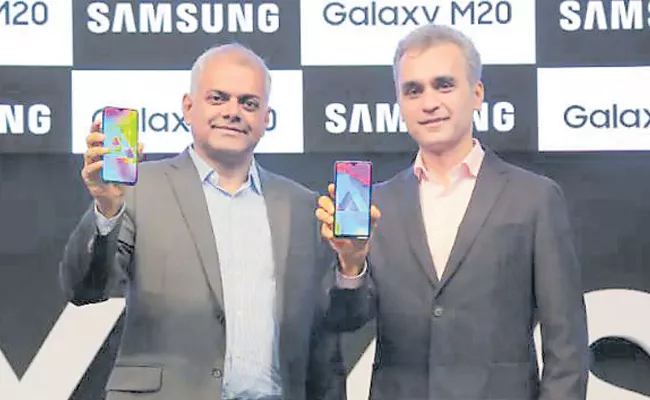 Samsung Galaxy M10, Galaxy M20 Officially Launched - Sakshi