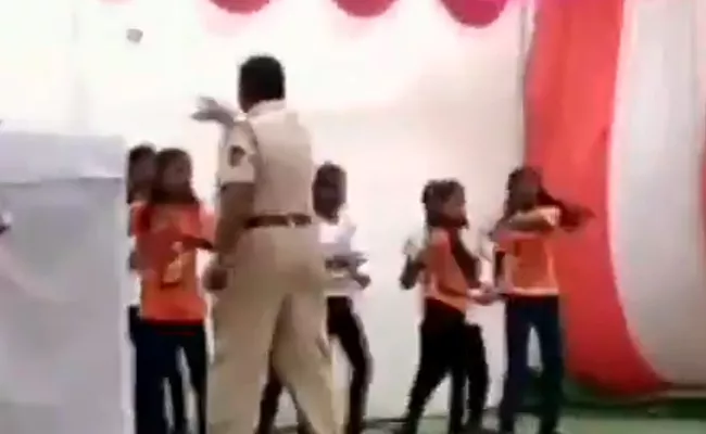 Cop Showers Money On School Girls At R Day Celebrations In Nagpur Suspended - Sakshi