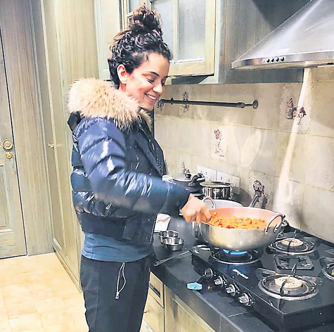 Kangana Ranaut cooks gajar ka halwa - Sakshi