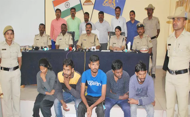 Honey Trap Gang Arrest in Karnataka - Sakshi