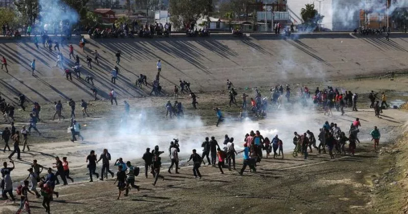 U.S. fires tear gas across Mexico border to stop migrants - Sakshi