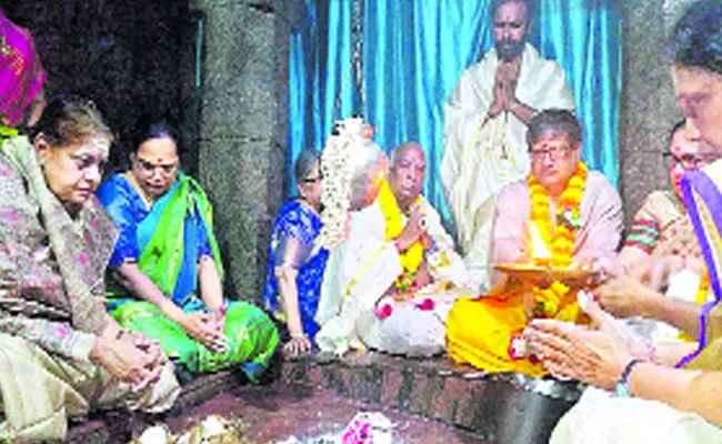 Amit Shah WIfe Pray At Jogulamba Temple - Sakshi