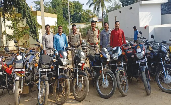 Bike Robbery Gang Arrest in Vizianagaram - Sakshi