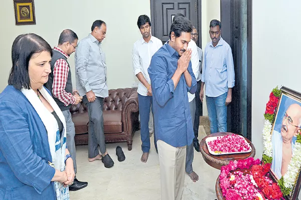 YS Jagan Mohan Reddy Pays Tribute To Mahatma Gandhi Death Anniversary - Sakshi