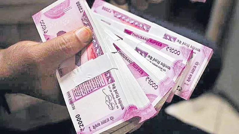 RBI stops printing, circulating Rs 2,000 currency notes - Sakshi