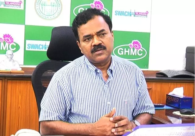 GHMC Commissioner Danakishore Fires on Wastage of water in Mahidipatnam - Sakshi