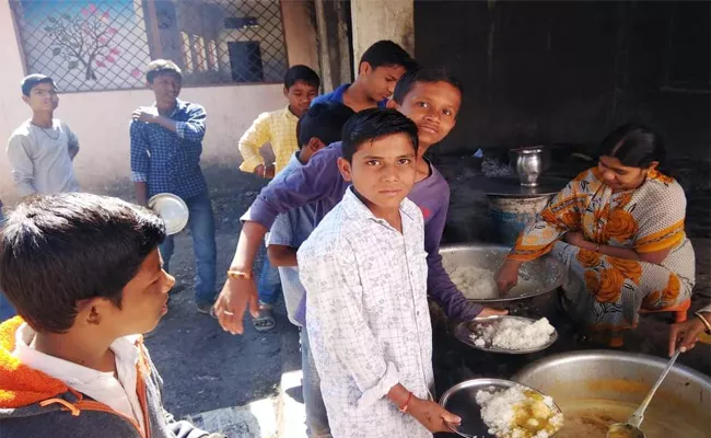 Midday Meals Scheme Is Not Good Adilabad - Sakshi