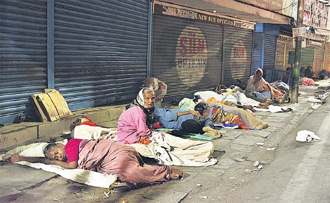 Footpath People Suffering With Night Shelters Shortage in Hyderabad - Sakshi