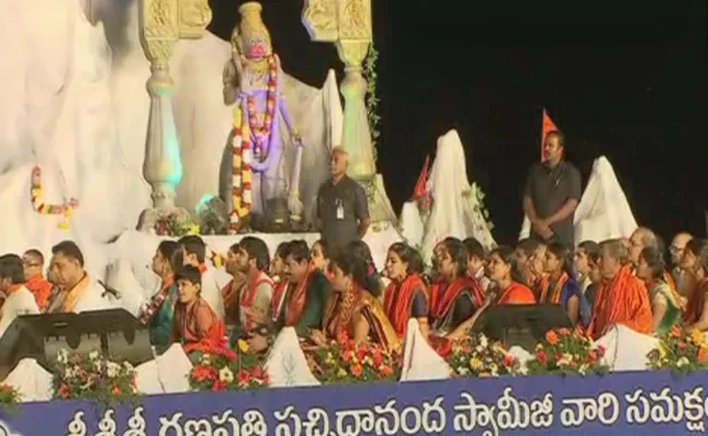 Pawan Kalyan And Chandrababu Naidu Attend Hanuman Chalisa Parayana Programme At Vijayawada - Sakshi