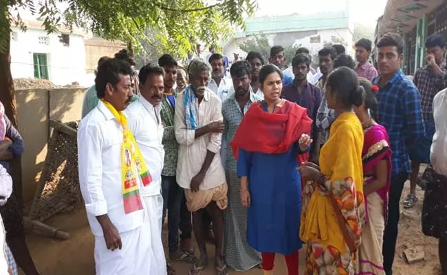 Minister Bhuma Akhila Priya Protest Over AP Police Raids - Sakshi