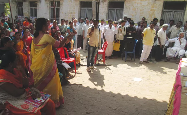 People Protests in Janmabhoomi Maa vooru Programme - Sakshi