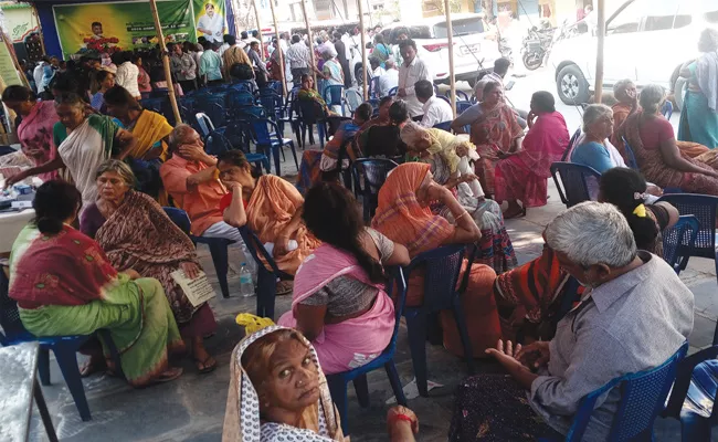 People Protest in Prakasam Janmabhoomi Maa vooru Programme  - Sakshi