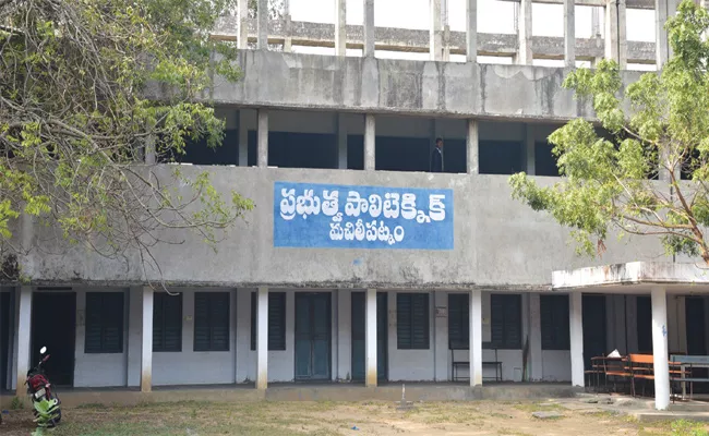 Students Suffering In Bandaru Polytecjnic College - Sakshi