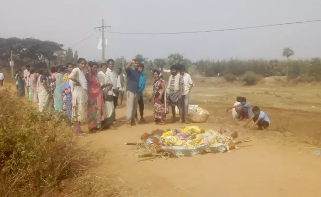 Villagers Conficts About Cremation Ground - Sakshi