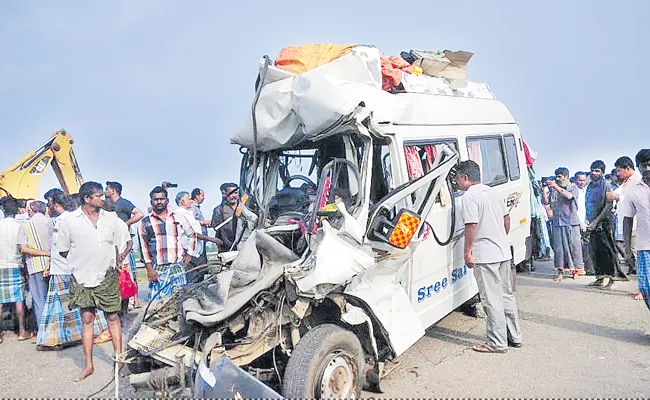 Ten Ayyappa Devotees Died In Road Accident In Tamilanadu - Sakshi