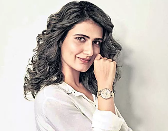 Fatima Sana Shaikh to be paired opposite Shah Rukh Khan in rakesh sharma biopic - Sakshi