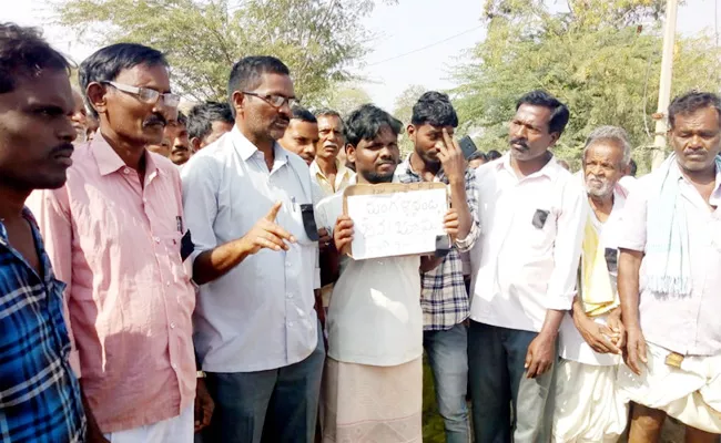 People Protest Against Janmabhoomi Maa vooru Programme  - Sakshi