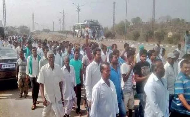 Farmers Protest For Minimum Prices In Nizamabad - Sakshi