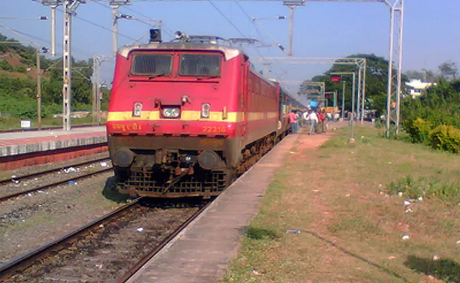 Tirumala Express extended up to Kadapa - Sakshi