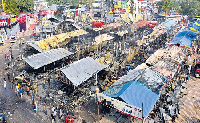 Stall Owners Staged Protest Over Numaish Fire Accident - Sakshi