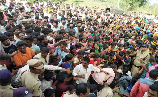 Parents Protest In Front Of Model School With Dead Body Warangal - Sakshi