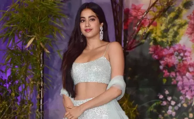 Jhanvi Kapoor to Star in Arjun Reddy Tamil Remake - Sakshi