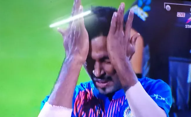 Frustrated Hardik Pandya Facepalms Himself With Both Hands - Sakshi