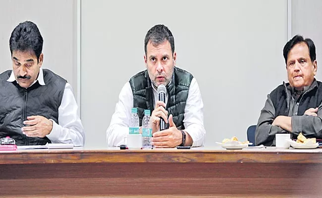 Rahul Gandhi asks Congress to focus on Modi govts - Sakshi