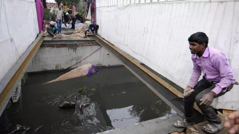 In Punjab During Baraat Groom Falls In Drain - Sakshi