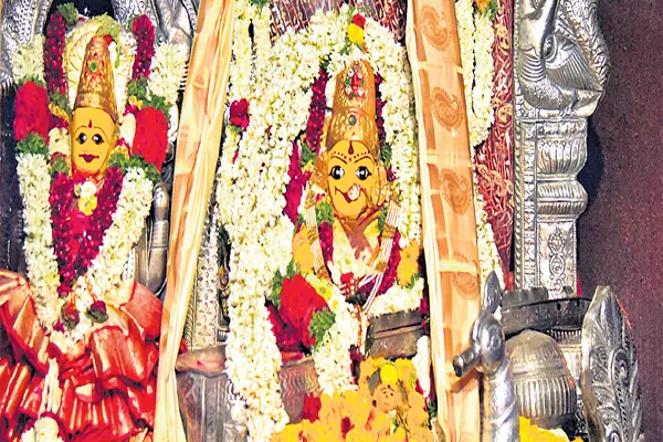 Huge public to Basara Temple for Vasantha panchami celebrations - Sakshi