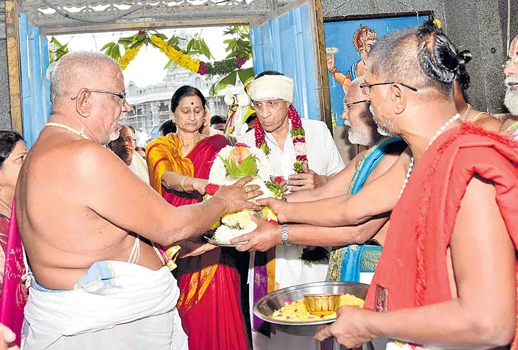 Governor couple prays at Yadadri shrine - Sakshi