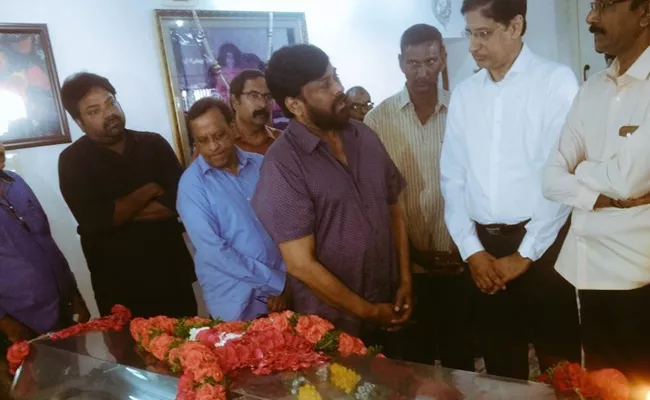 Chiranjeevi Condolences to Vijaya Bapineedu - Sakshi